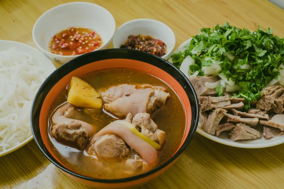 Cơm gà nướng tại quán